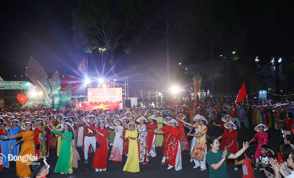 Gần 1.000 người tham gia đồng diễn xếp hình nghệ thuật. Ảnh: Huy Anh