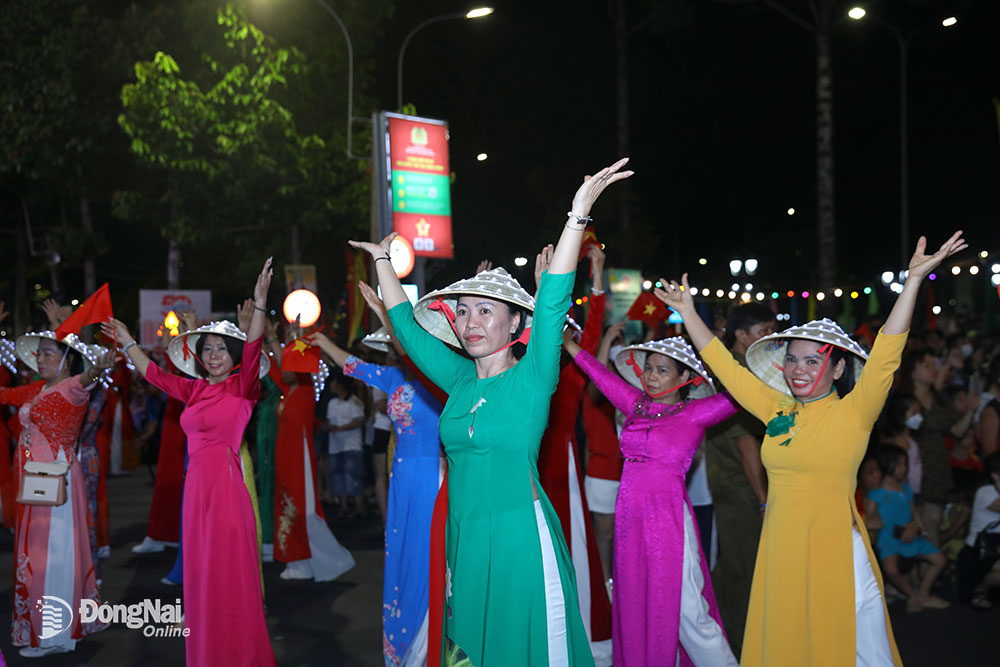 Những người tham gia đồng diễn xếp hình nghệ thuật. Ảnh: Huy Anh