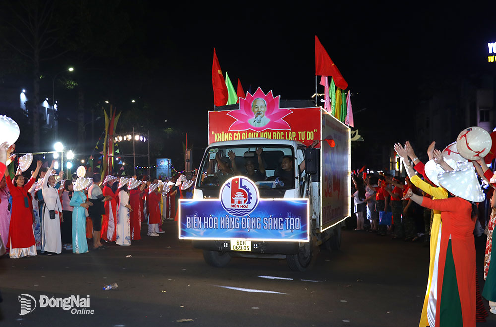 Đoàn xe tham gia diễu hành chào mừng. Ảnh: Huy Anh