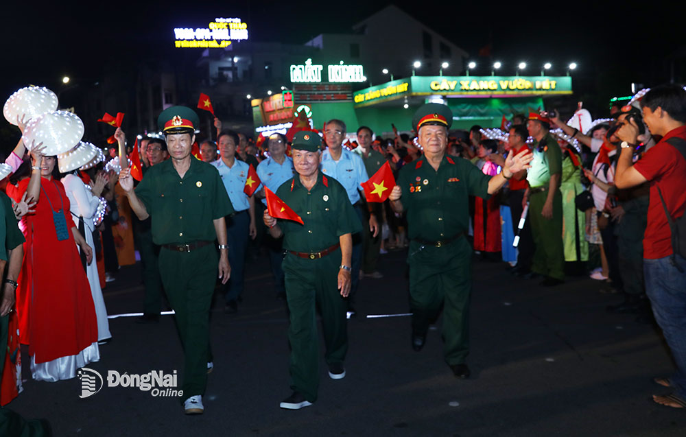 Khối cựu chiến binh tham gia diễu hành chào mừng. Ảnh: Huy Anh
