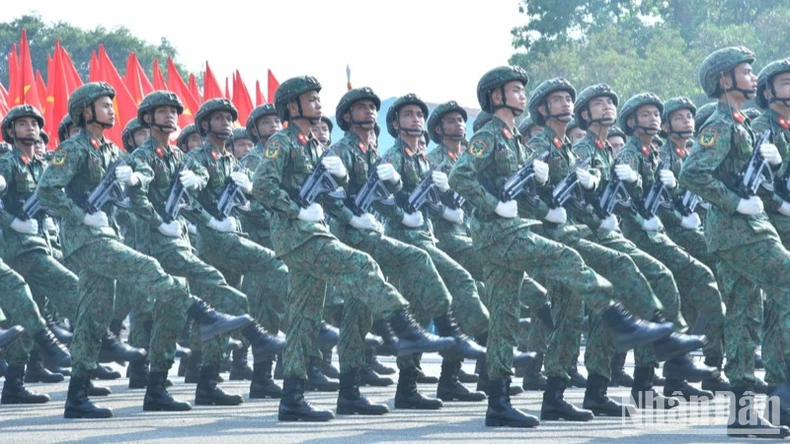 Khối lực lượng lục quân diễu binh qua Lễ đài. (Ảnh: THANH GIANG)