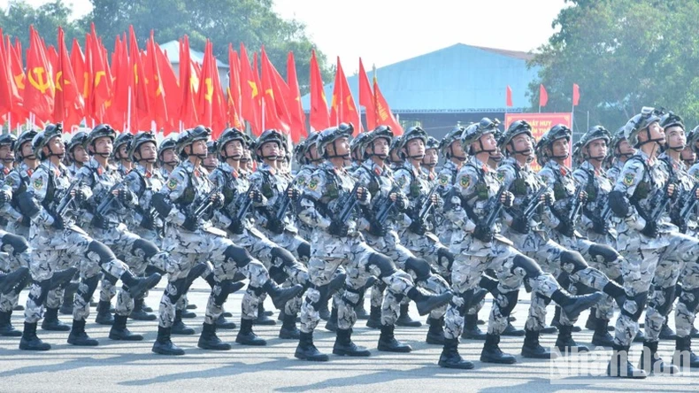 Khối chiến sĩ đặc nhiệm dù diễu binh qua Lễ đài. Ảnh: THANH GIANG