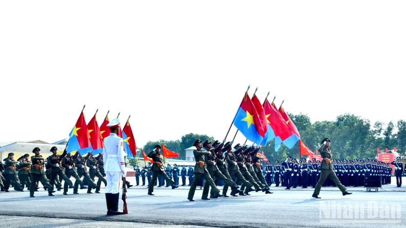 Các lực lượng Quân đội diễu binh, diễu hành qua Lễ đài. Ảnh: THANH GIANG