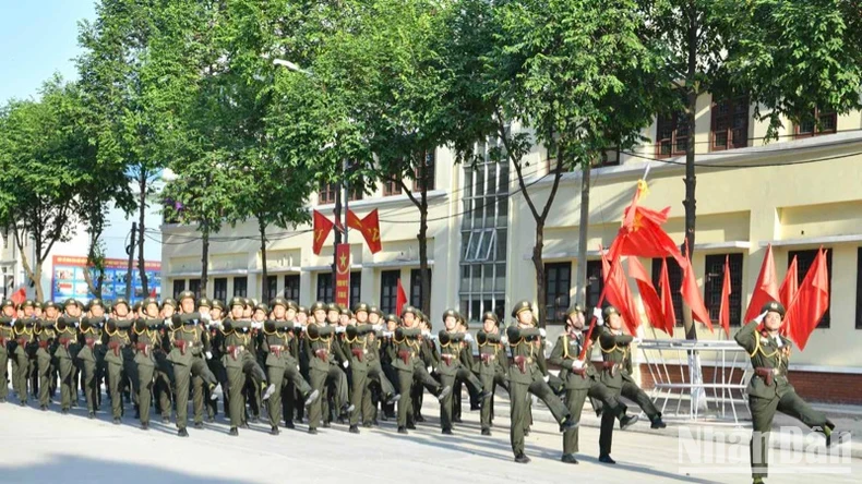 Các đơn vị Công an nhân dân diễu hành qua Lễ đài. Ảnh: THANH GIANG