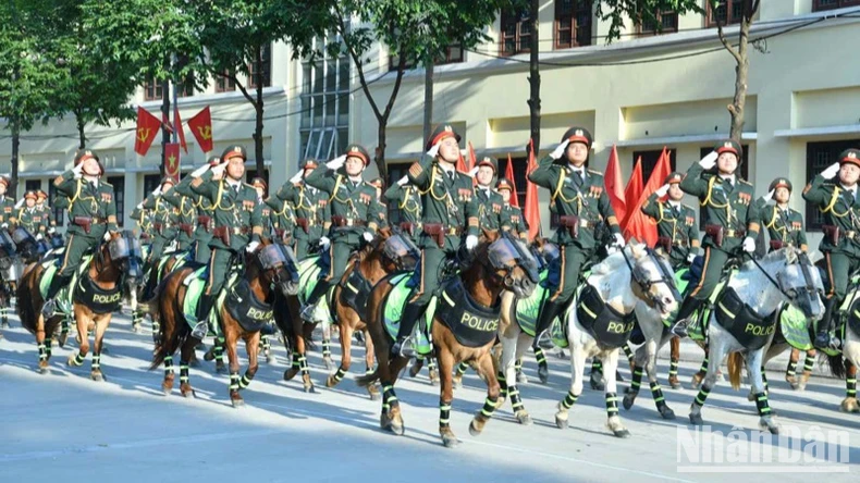 Khối kỵ binh Cảnh sát cơ động diễu hành qua lễ đài. Ảnh: THANH GIANG