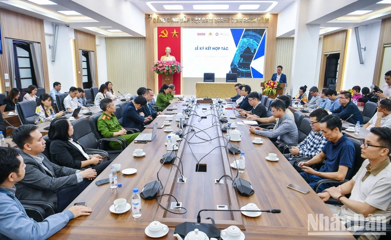 Toàn cảnh lễ ký kết.