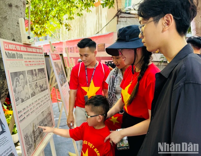 Người dân tham Triển lãm trang Nhất ngày 30/4 của Báo Nhân Dân các năm (1975, 1980, 1985, 1990, 1995, 2000, 2005, 2010, 2015 và 2020).

