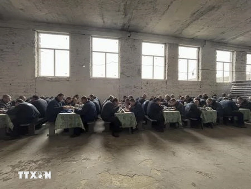 Các tù binh Nga tại trại tập trung ở miền Tây Ukraine. Ảnh: Kyodo/TTXVN