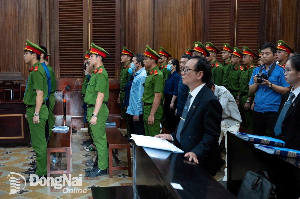 Các bị cáo bị đưa ra xét xử tại Tòa án nhân dân Thành phố Hồ Chí Minh. Ảnh: Tố Tâm
