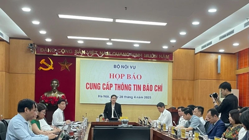 Thứ trưởng Nguyễn Thị Hà phát biểu tại họp báo.