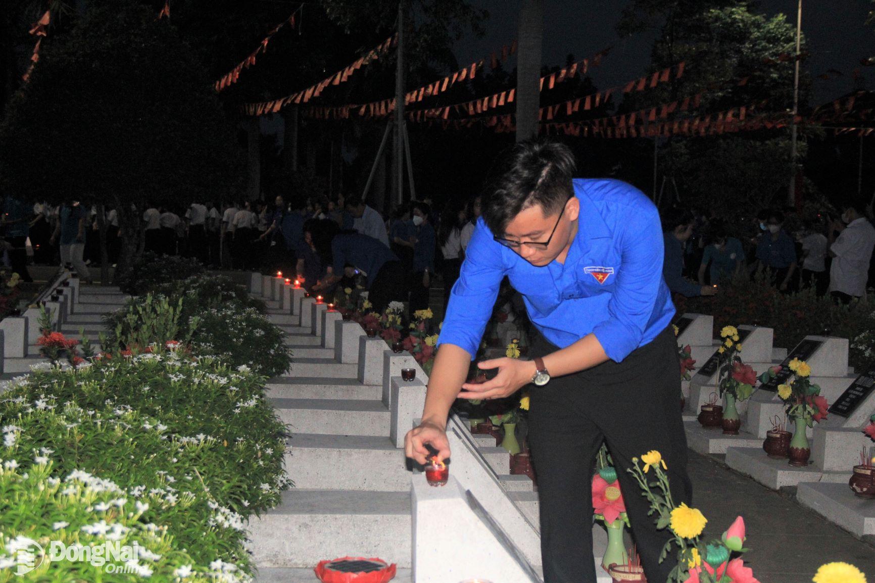 Đoàn viên, thanh niên thắp nến tri ân trên từng phần mộ liệt sĩ. Ảnh: Nga Sơn