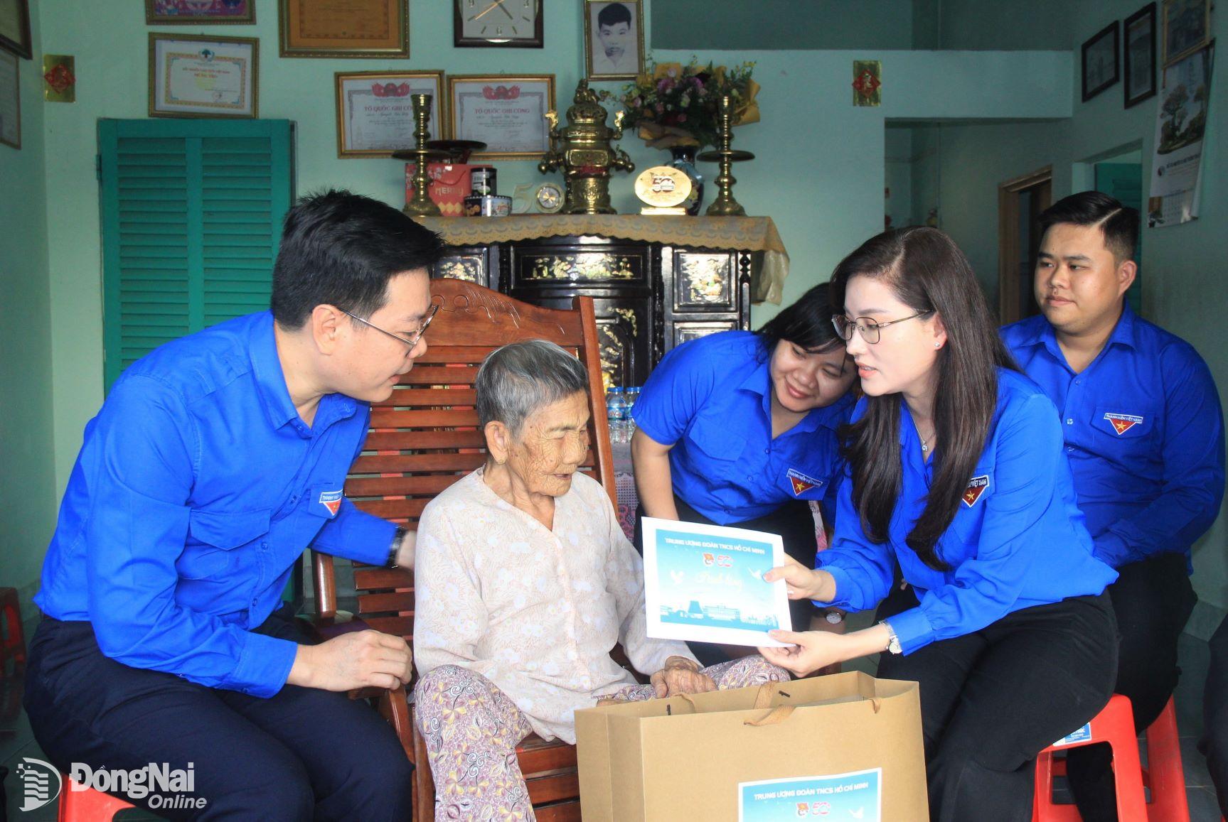 Chị Hồ Hồng Nguyên, Trưởng ban Thanh thiếu nhi trường học Trung ương Đoàn, Phó chủ tịch thường trực Trung ương Hội Sinh viên Việt Nam và đại diện Tỉnh đoàn thăm, tặng quà Mẹ Việt Nam anh hùng tại huyện Vĩnh Cửu. Ảnh: Nga Sơn

