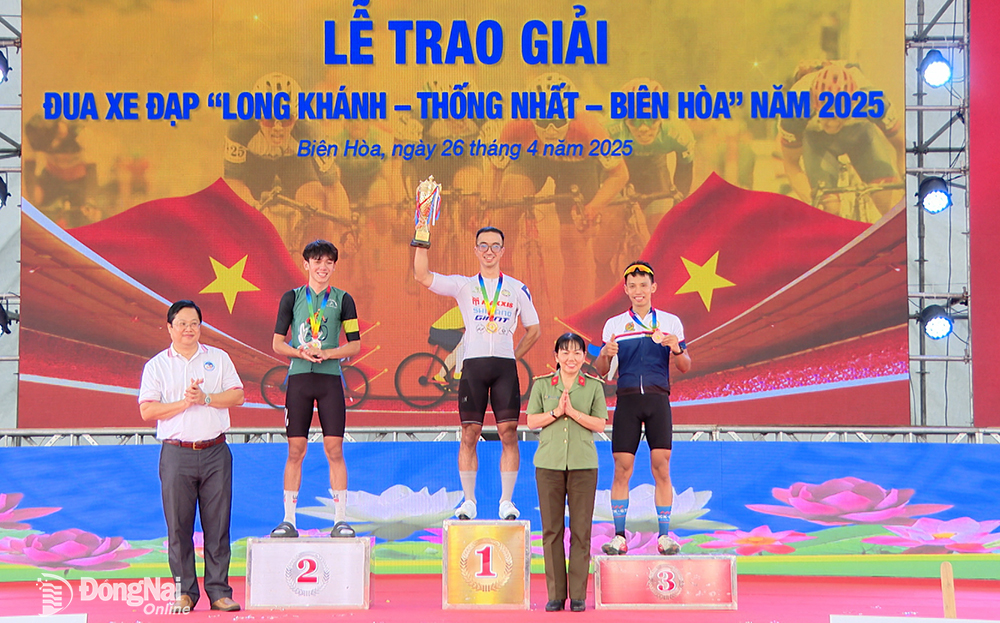 Ban tổ chức trao giải cho các vận động viên đạt thứ hạng cao ở lứa tuổi 18-39 tuổi. Ảnh: CTV