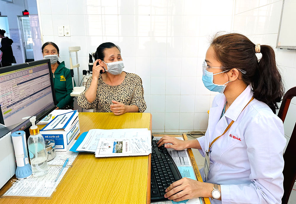 Tư vấn sức khỏe cho bệnh nhân tại Trung tâm Y tế huyện Cẩm Mỹ. Ảnh: A.Yên