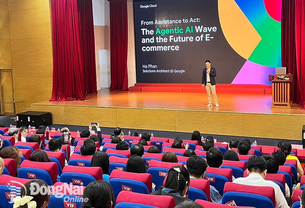 Các chuyên gia, diễn giả chia sẻ tại Diễn đàn. Ảnh: Hải Quân