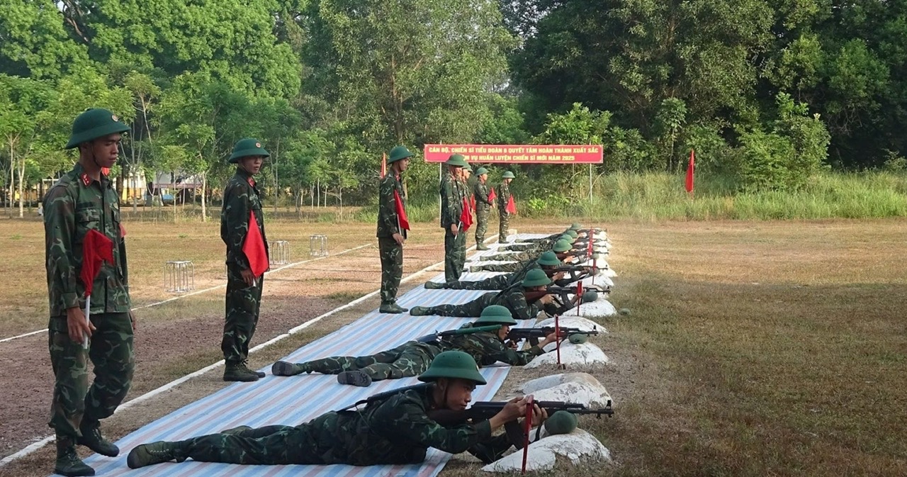 100% chiến sĩ mới hoàn thành bài kiểm tra bắn bia số 4