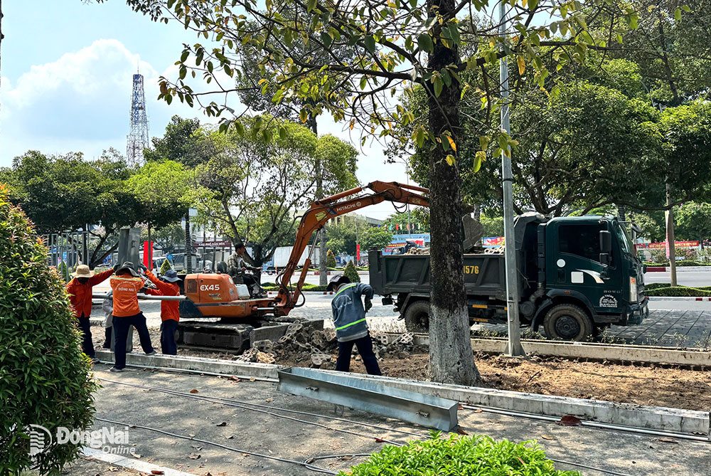  Các công nhân khẩn trương tháo dỡ hàng rào nhằm tạo không gian công cộng phục vụ người dân đến vui chơi, giải trí và các hoạt động kỷ niệm 50 năm Ngày Giải phóng miền Nam, thống nhất đất nước. Ảnh: CTV