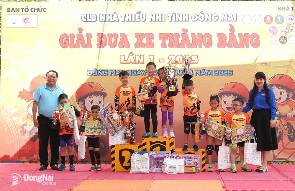 Ban tổ chức trao giải cho các vận động viên nhí đạt thứ hạng cao một nội dung thi đấu tại giải. Ảnh: Huy Anh