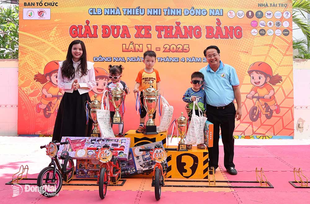 Ban tổ chức trao giải cho các vận động viên nhí đạt thứ hạng cao một nội dung thi đấu tại giải. Ảnh: Huy Anh