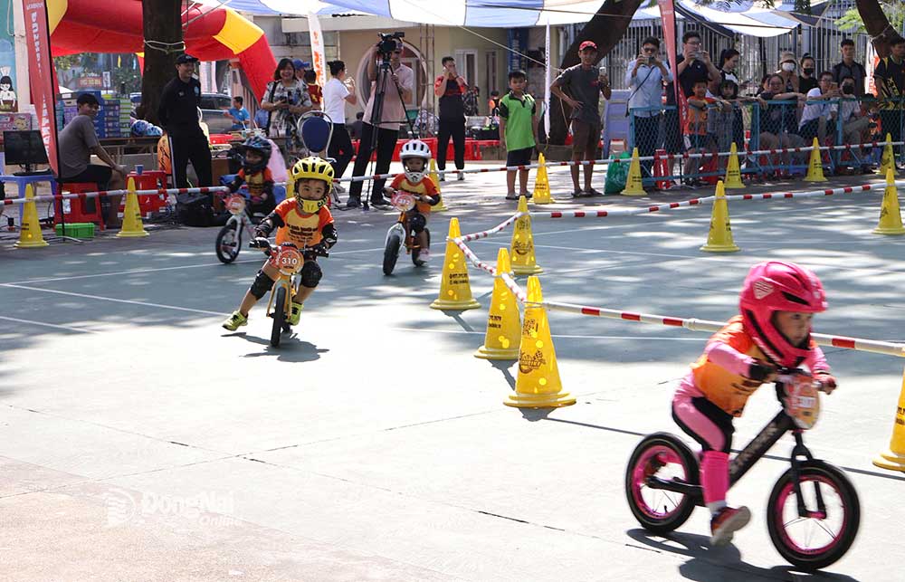 Các vận động viên nhí rượt đuổi căng thẳng trên đường đua. Ảnh: CTV