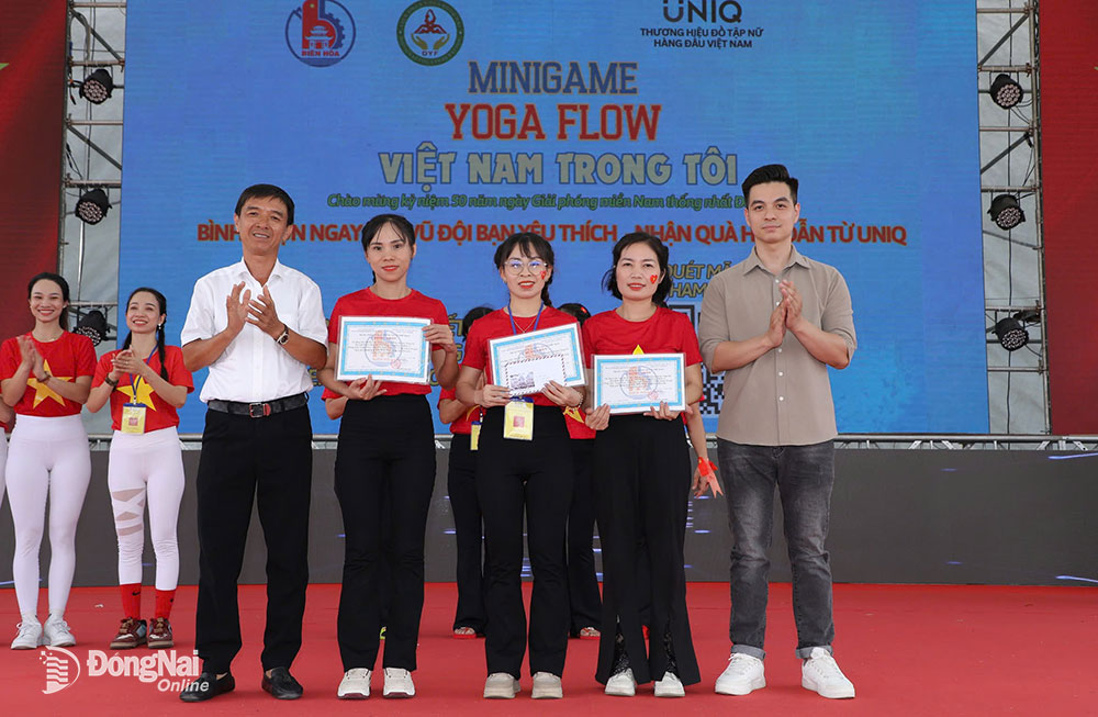 Đại diện, nhà tài trợ trao giải cho các câu lạc bộ đạt thứ hạng cao tại giải. Ảnh: Huy