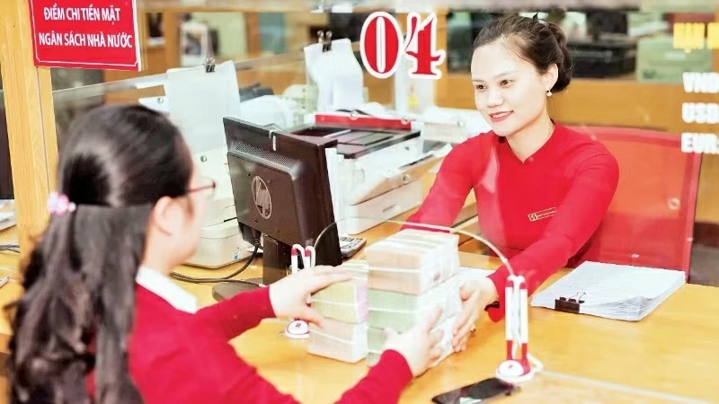 Khách hàng giao dịch tại Ngân hàng Agribank chi nhánh Thanh Hóa.