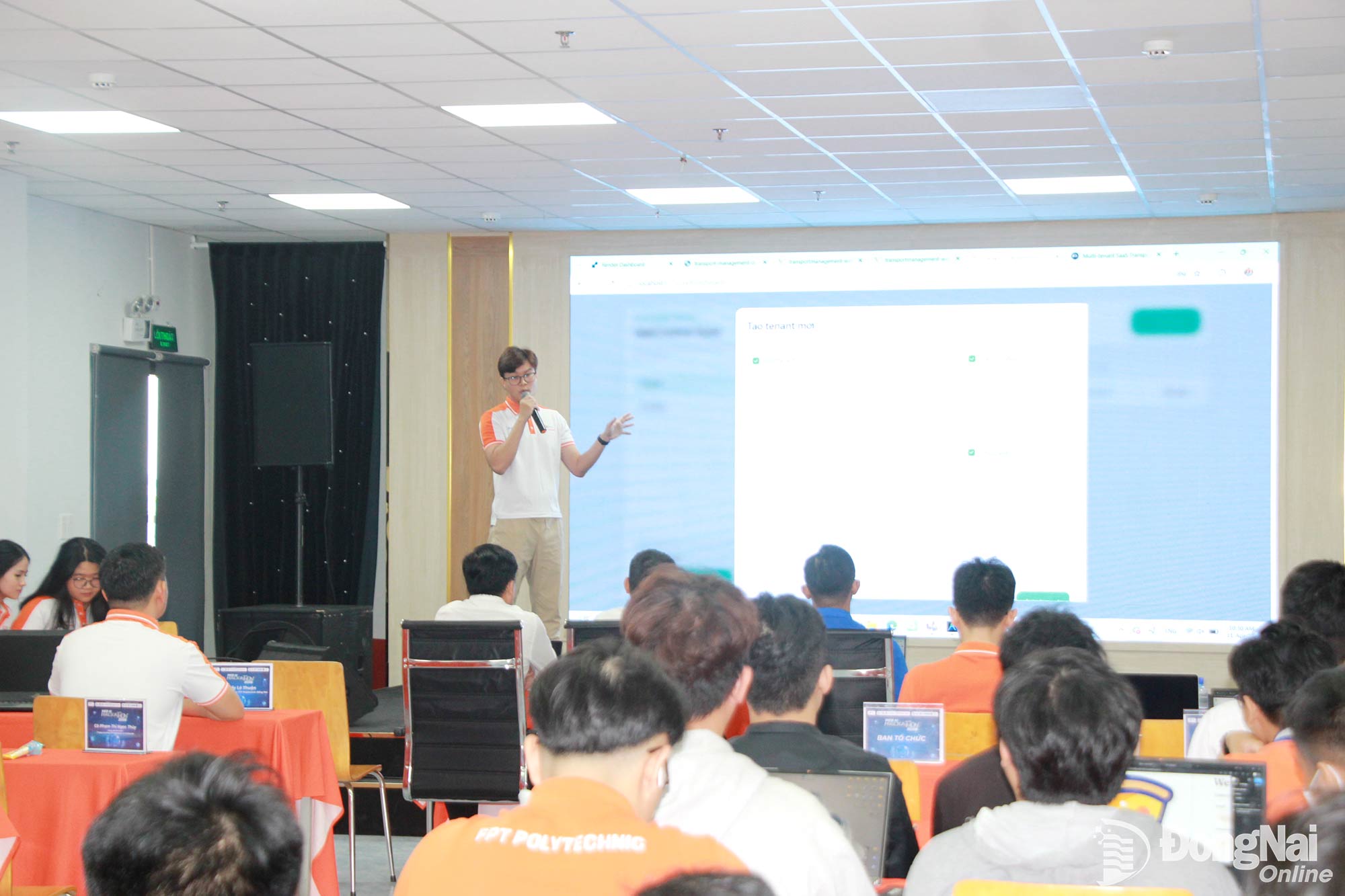 Đại diện các đội tham gia cuộc thi Web AI Hackathon 2026 trình bày về sản phẩm dự thi trước Ban giám khảo. Ảnh: Nga Sơn