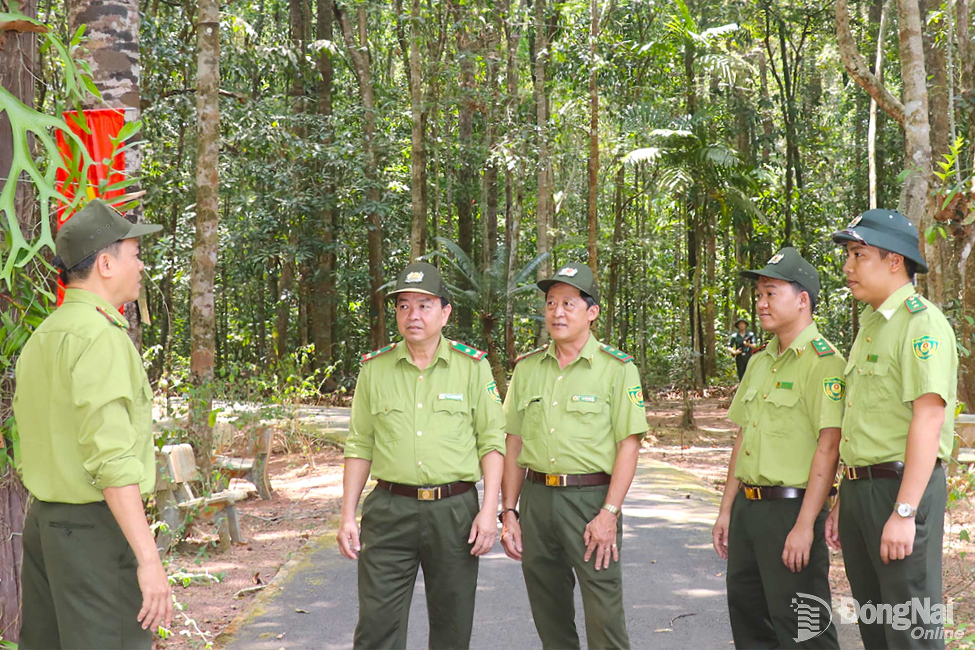 Lực lượng kiểm l&acirc;m thực hiện nhiệm vụ tuần tra quanh khu vực Khu ủy miền Đ&ocirc;ng Nam Bộ. Ảnh: An Nhơn