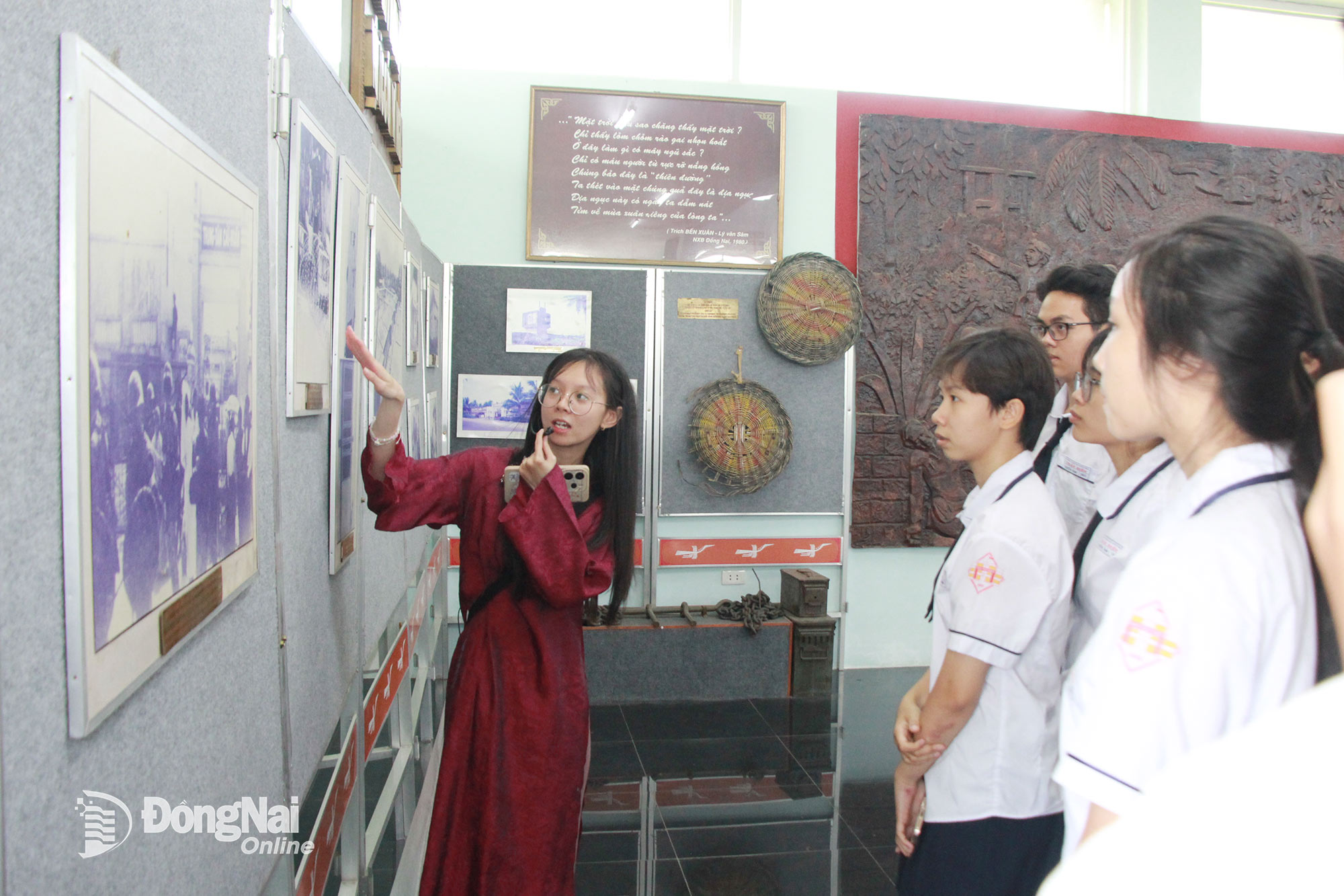 Sau khi kết nạp, đoàn viên mới của phường Tam Hiệp tham quan, tìm hiểu Di tích Nhà lao Tân Hiệp. Ảnh: Nga Sơn