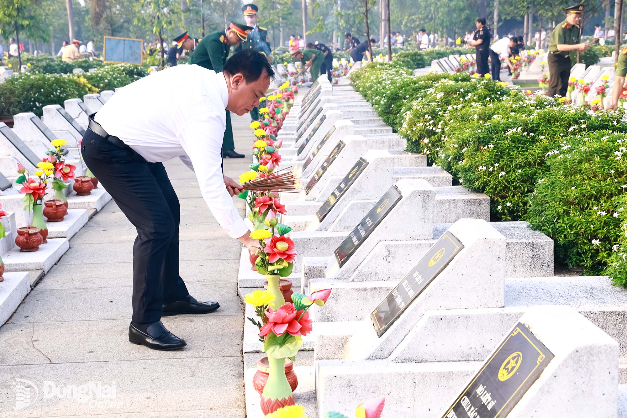 Vo Tan Duc, Deputy Secretary of the PPC, offers incense at the graves of the martyrs. Photo: Cong Nghia

