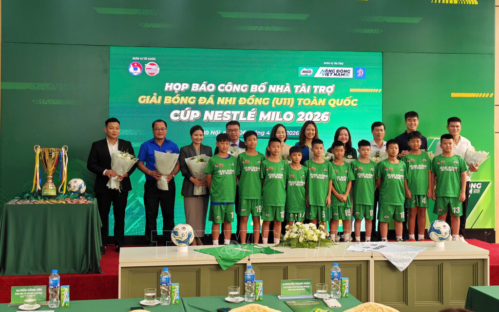 Ban tổ chức giới thiệu trang phục thi đấu. Ảnh: TTXVM