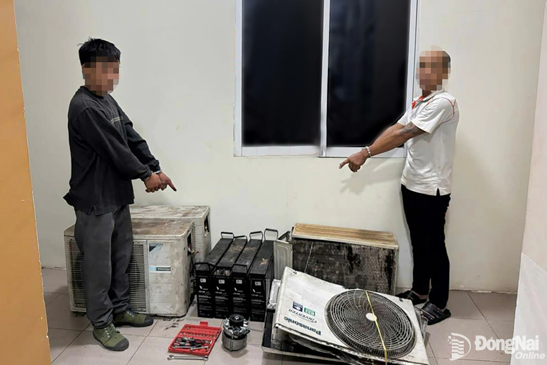 Các đối tượng trộm cắp tài sản tại Khu công nghiệp Long Thành bị lực lượng công an bắt giữ.  Ảnh: C.T.V