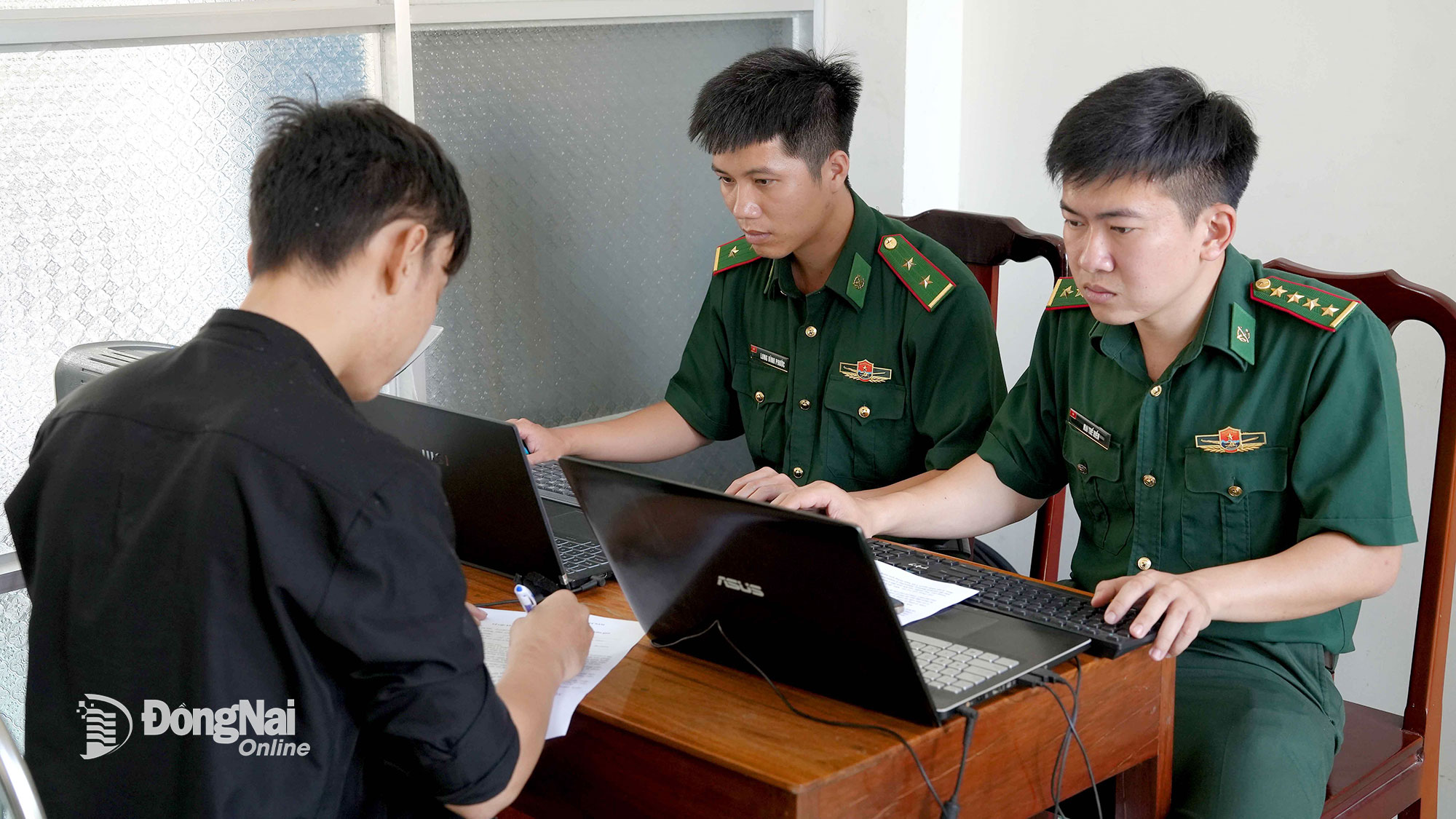 Bộ đội Biên phòng tỉnh làm việc với một đối tượng sau khi được phía Campuchia trao trả. Ảnh: Trần Danh