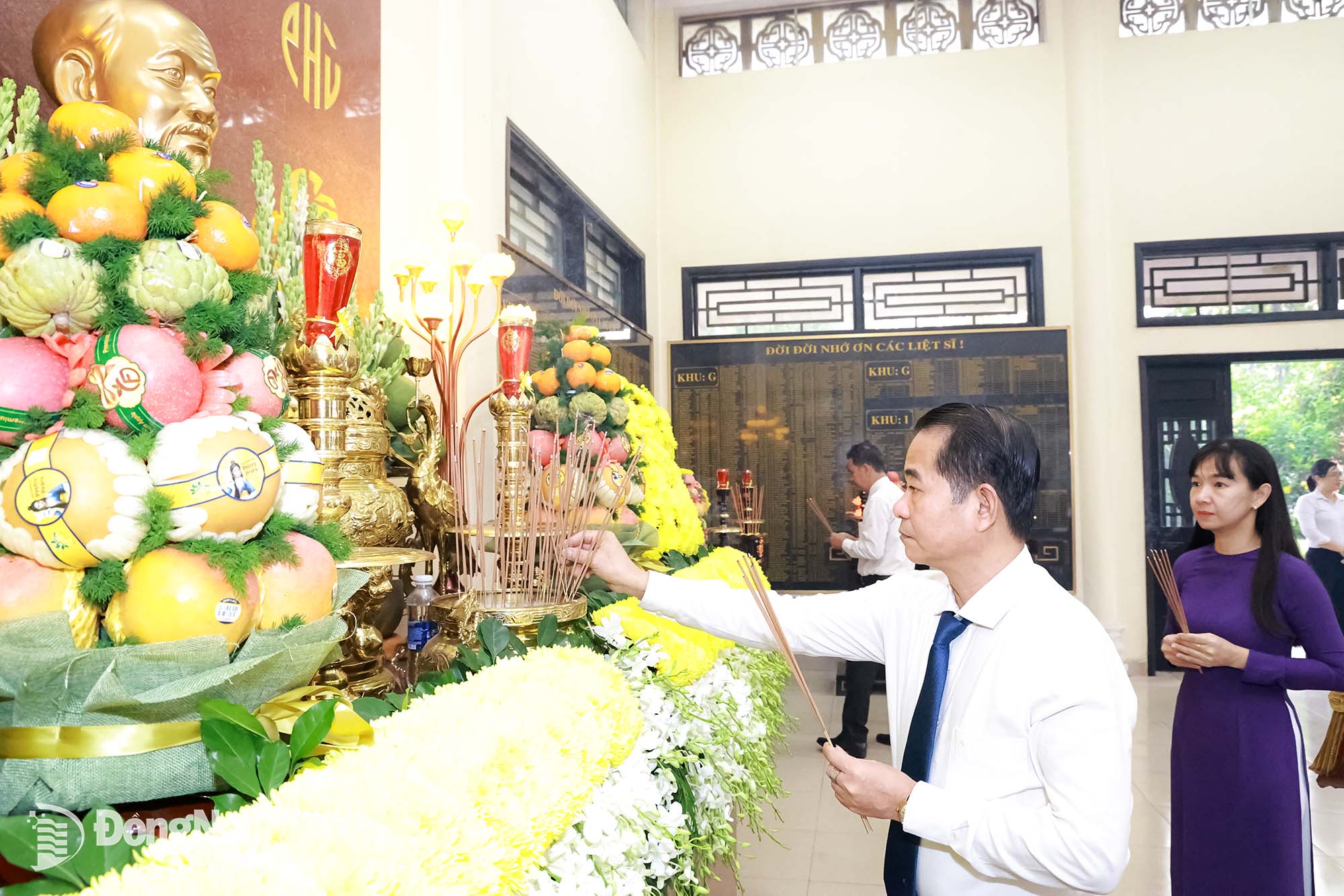 Thai Bao, Deputy Secretary of the PPC and Head of the PPC’s Organization Commission, offers incense to President Ho Chi Minh inside the temple at the Provincial Martyrs’ Cemetery. Photo: Cong Nghia

