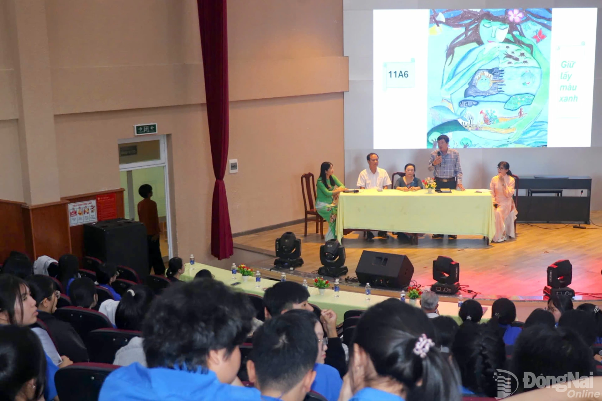 Các nhà văn, nhà thơ giao lưu cùng học sinh Trường THPT Phước Bình (phường Phước Bình). Ảnh: Hải Yến