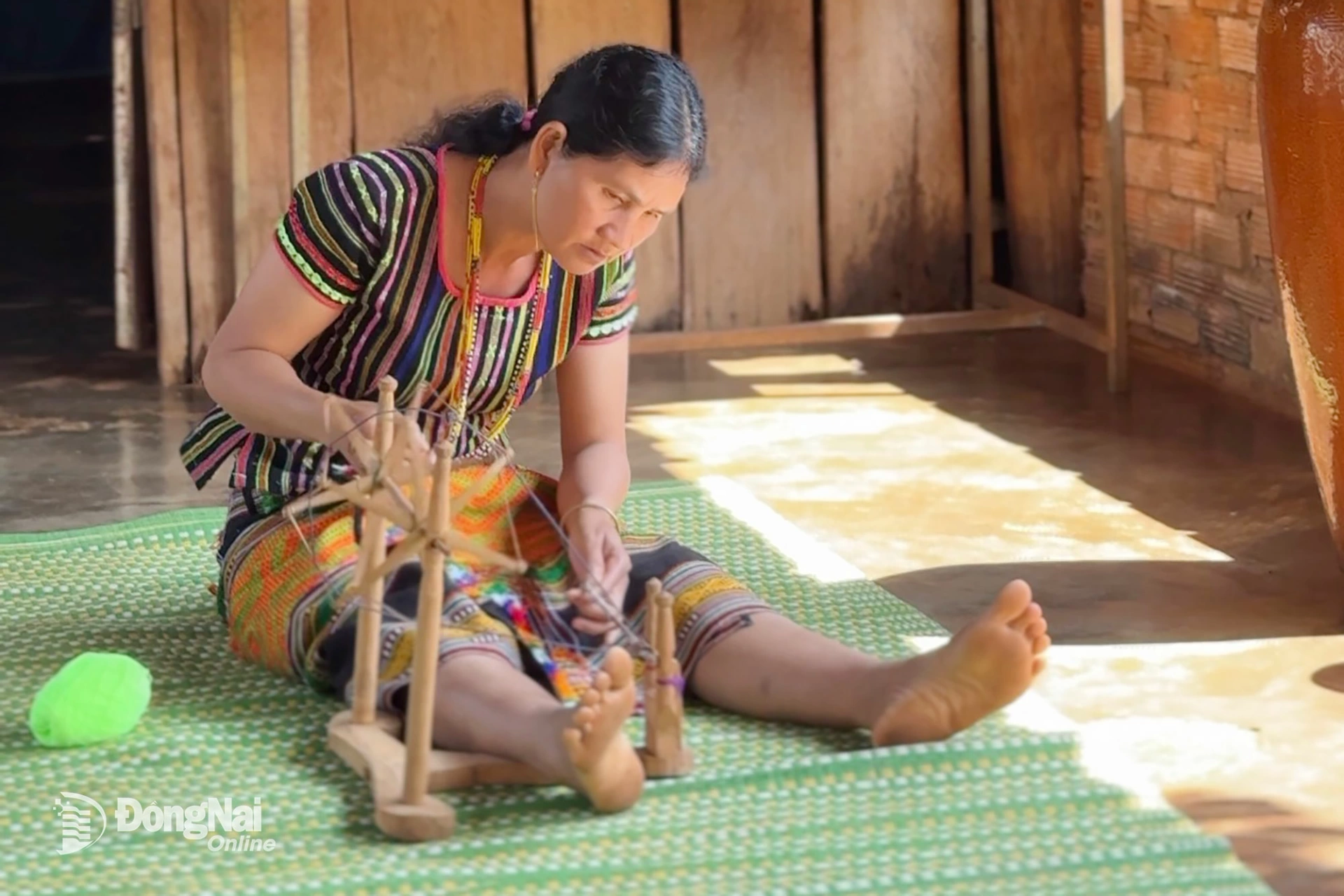 Bà Thị Ố dệt thổ cẩm để phục vụ nhu cầu mặc của gia đình và may đồ cho ông Điểu Sroi đi biểu diễn, biến nghề truyền thống thành nguồn thu ổn định. 