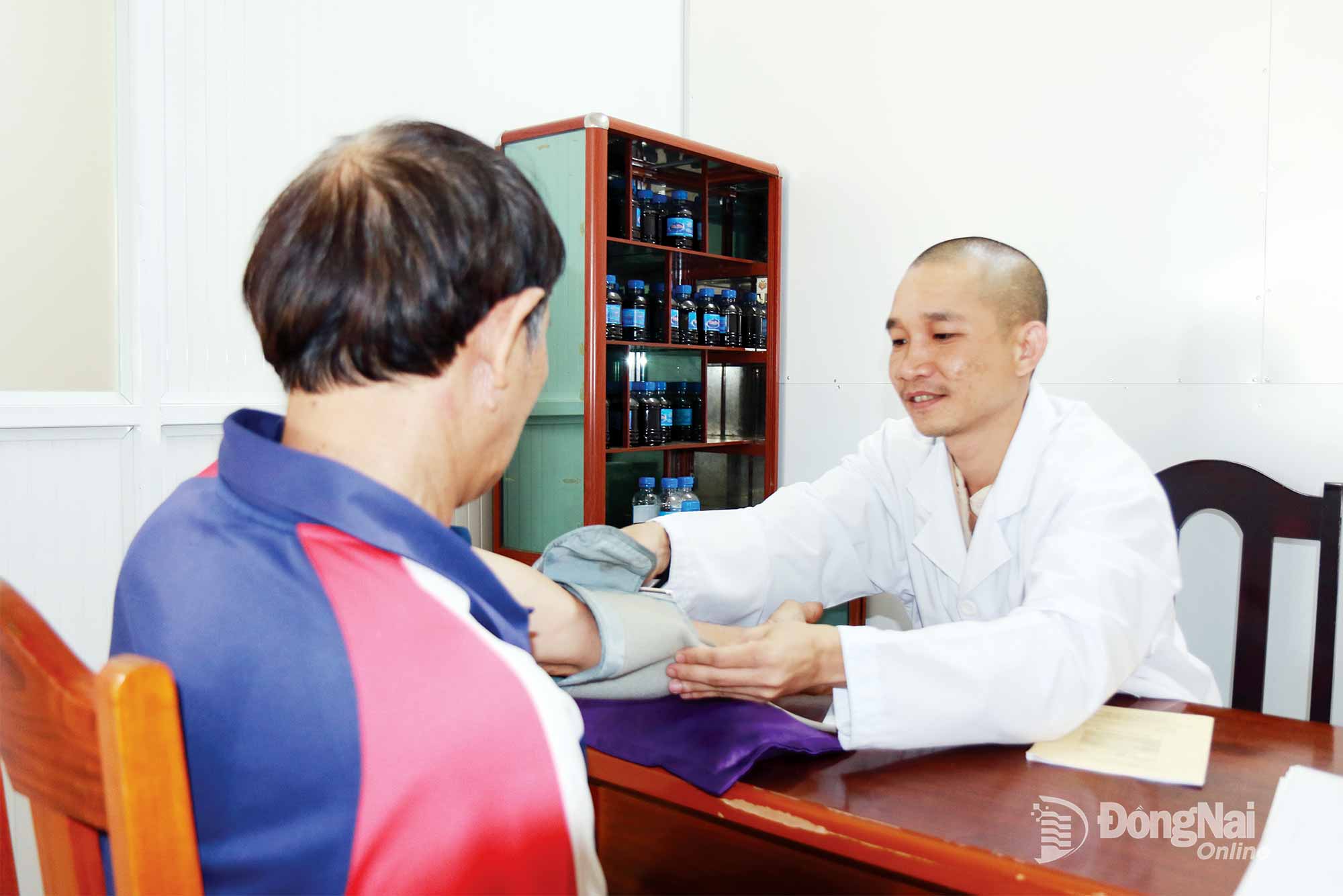 Đại đức Thích Nhuận Hành, trụ trì và quản lý trực tiếp Phòng Chẩn trị y học cổ truyền chùa Hoàng Mai (xã Cẩm Mỹ) khám bệnh cho người dân. Ảnh: Văn Truyên