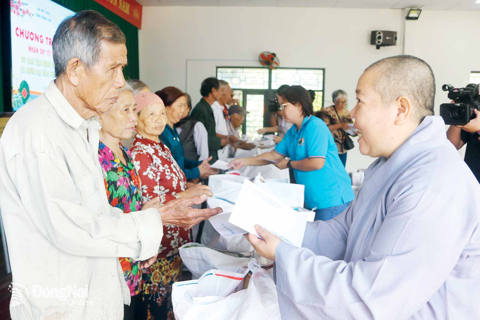 Ni sư Thích Nữ Diệu Trí, trụ trì chùa Đại Giác (phường Trấn Biên) tặng quà người dân xã La Ngà. Ảnh: Văn Truyên