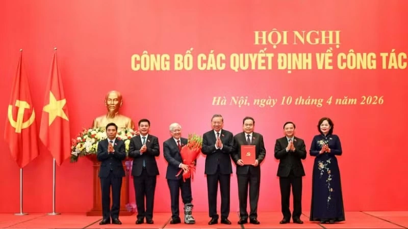 Tổng Bí thư, Chủ tịch nước Tô Lâm trao Quyết định của Bộ Chính trị về việc chỉ định Ban Chấp hành, Ban Thường vụ, Bí thư, Phó Bí thư Đảng ủy Quốc hội nhiệm kỳ 2025-2030. (Ảnh: Duy Linh)