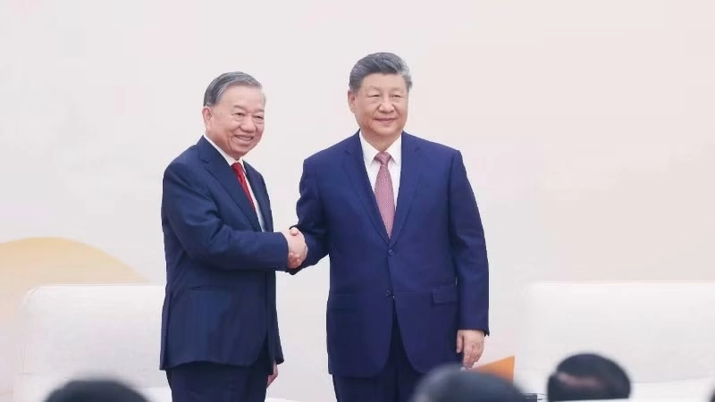 Tổng Bí thư, Chủ tịch nước Tô Lâm và Tổng Bí thư, Chủ tịch nước Tập Cận Bình tại buổi gặp gỡ thanh niên hai nước tham gia chương trình “Hành trình đỏ nghiên cứu, học tập”. (Ảnh: Thống Nhất/TTXVN)
