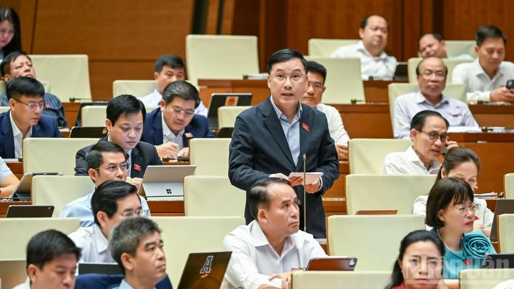 Đại biểu Quốc hội Lê Hoàng Anh (Đoàn Gia Lai) nêu ý kiến trong phiên thảo luận ở hội trường sáng 21/4. (Ảnh: DUY LINH)
