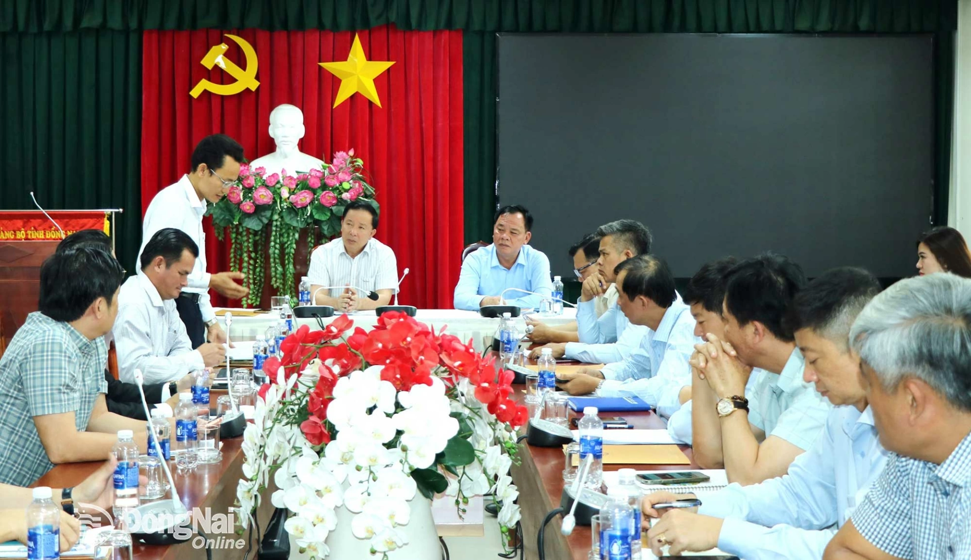 Deputy Secretary of the PPC and Chairman of the Provincial People’s Committee Nguyen Van Ut and Deputy Secretary of the PPC Vo Tan Duc co-chair the working session. Photo: Vuong The.

