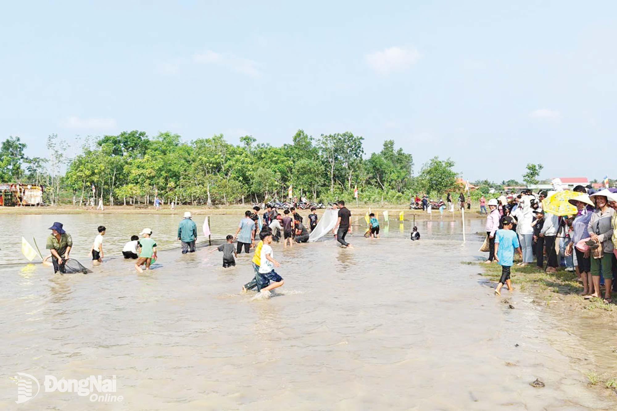 Residents take part in the Pha Bau Festival in Loc Hung commune.