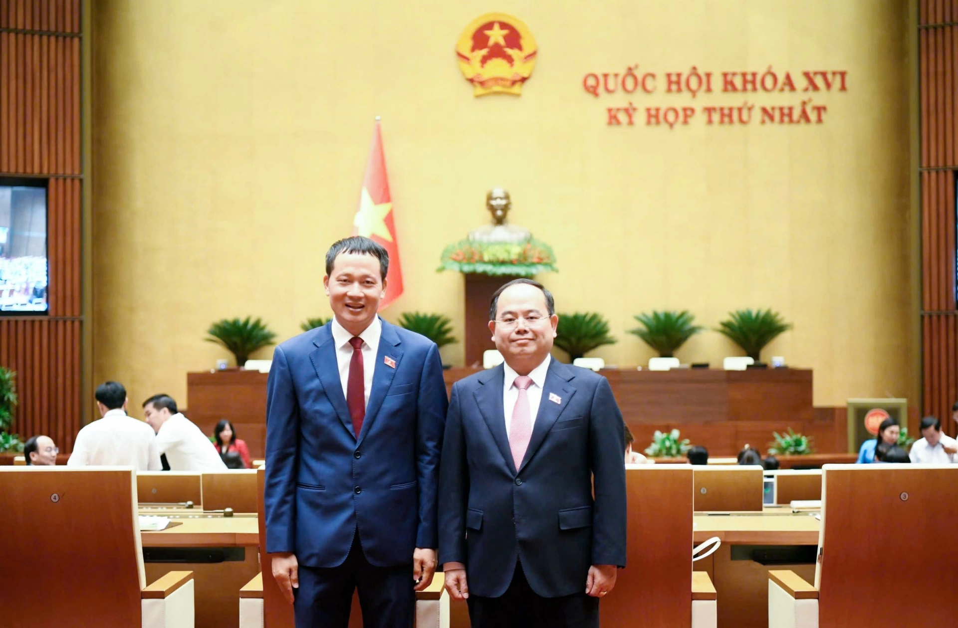 Vu Hong Van, member of the Party Central Committee, Secretary of the Dong Nai Provincial Party Committee, and Head of the Dong Nai Delegation of NA Deputies, and Quan Minh Cuong, member of the Party Central Committee, Secretary of the Quang Ninh Provincial Party Committee, and Head of the Quang Ninh Delegation of NA Deputies, pose for a commemorative photo following the afternoon working session on April 6 during the first session of the 16th NA.

