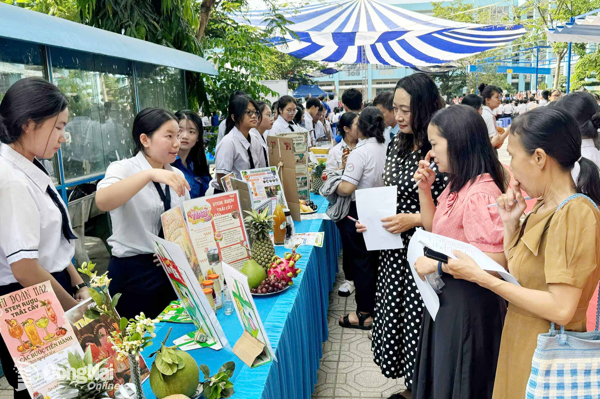 Teachers mark STEM/STEAM projects created by students of Vinh Cuu High School.