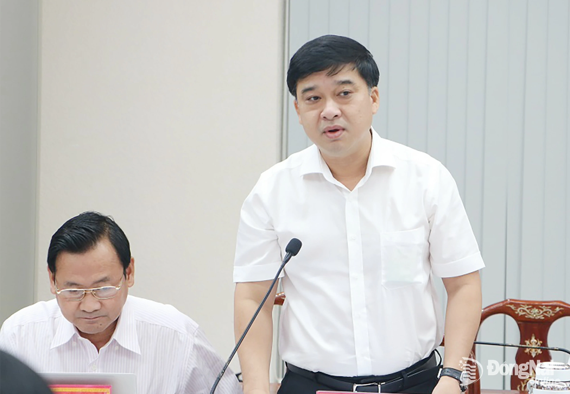 Member of the PPC and Vice Chairman of the Provincial People’s Committee Ho Van Ha speaks at the conference. Photo: Pham Tung