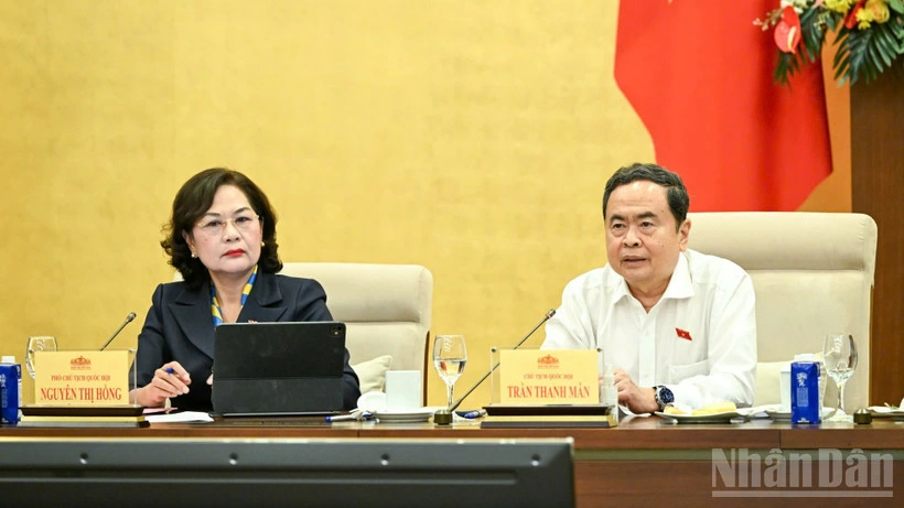 Chủ tịch Quốc hội Trần Thanh Mẫn và Phó Chủ tịch Quốc hội Nguyễn Thị Hồng dự phiên họp sáng 9-4. (Ảnh: DUY LINH
