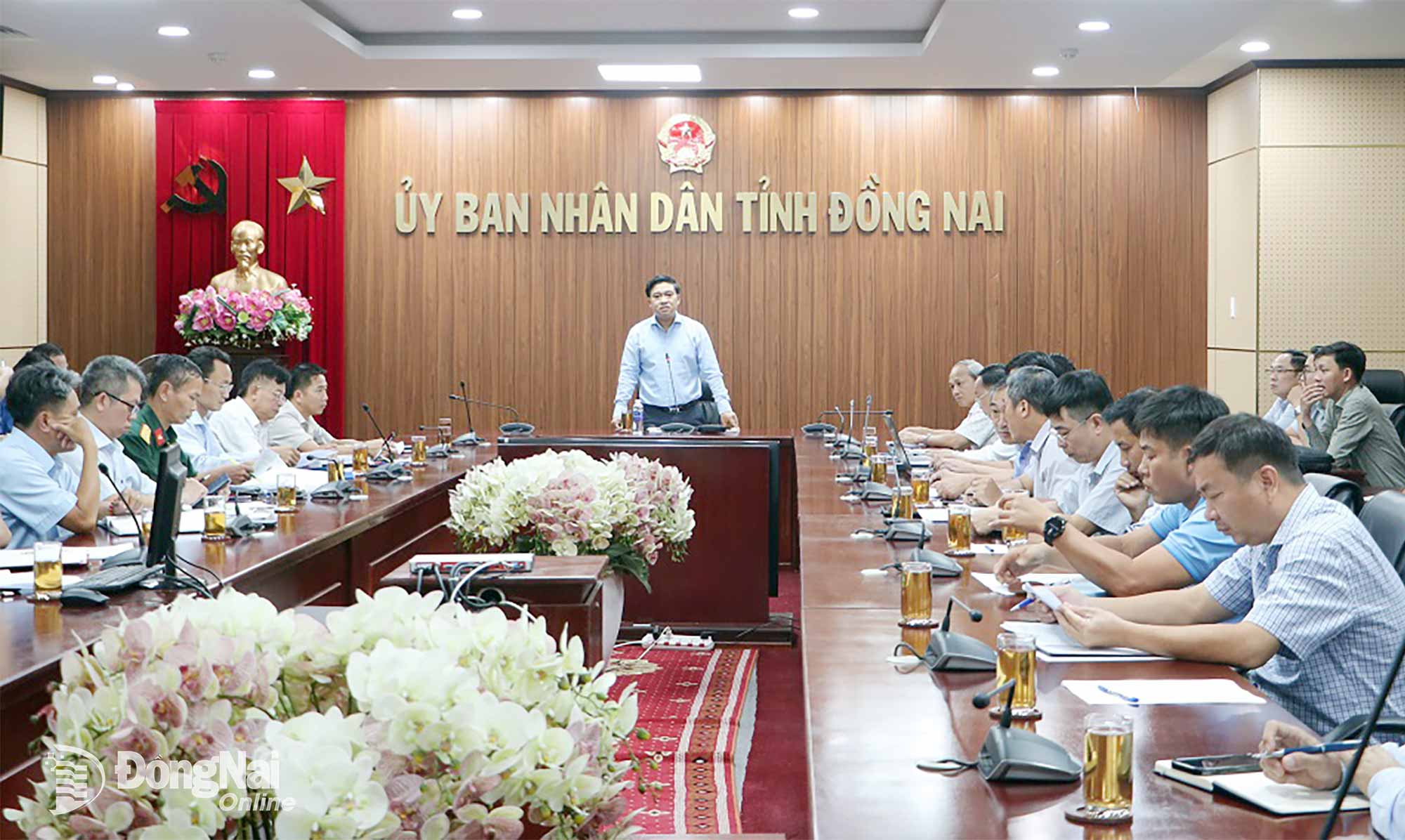 Provincial Party Committee member and Vice Chairman of the Provincial Peoples Committee Ho Van Ha delivers the concluding remarks at the meeting. Photo: Pham Tung