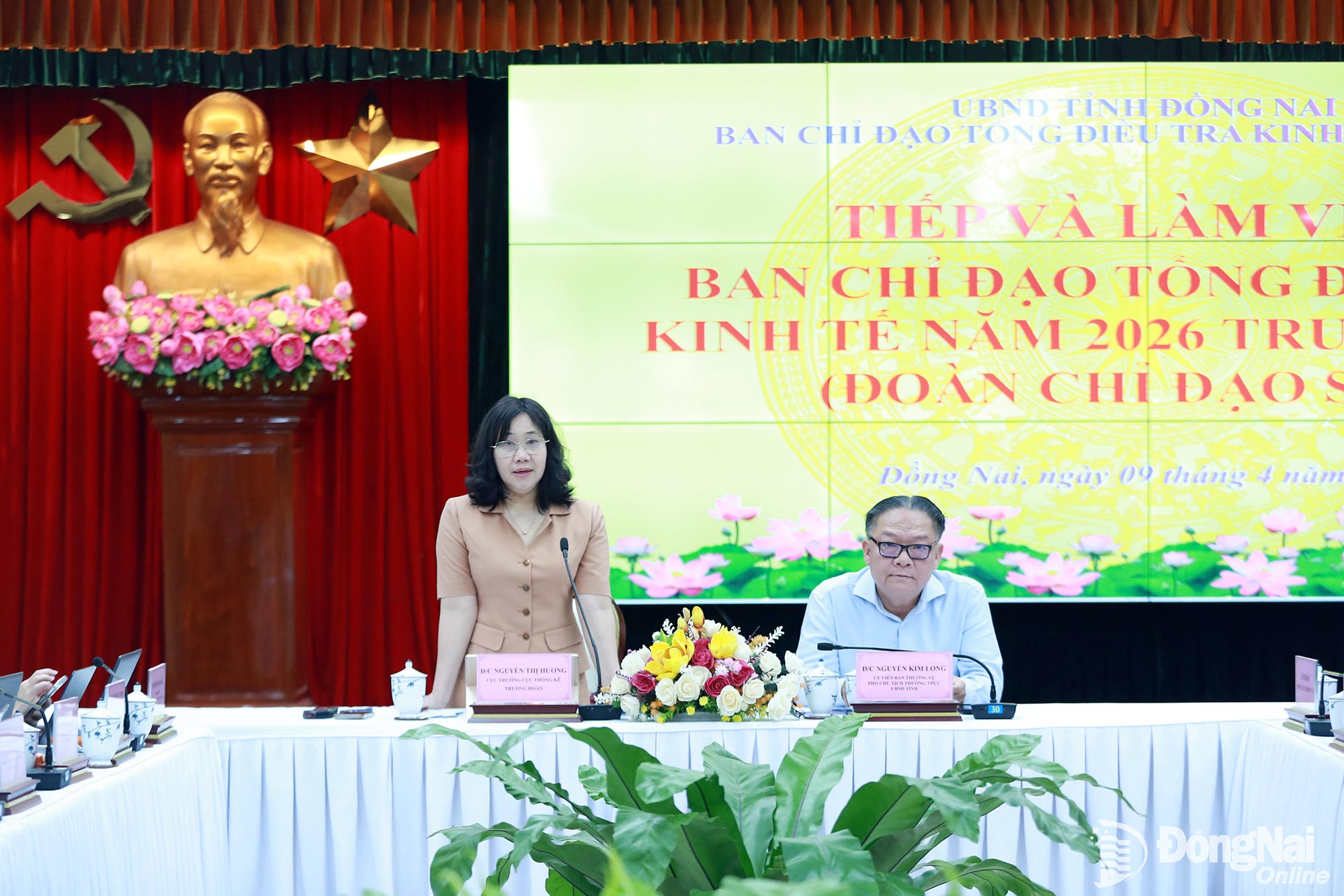 Nguyen Thi Huong, Director General of the National Statistics Office, works with Dong Nai authorities. Photo: Huy Anh

