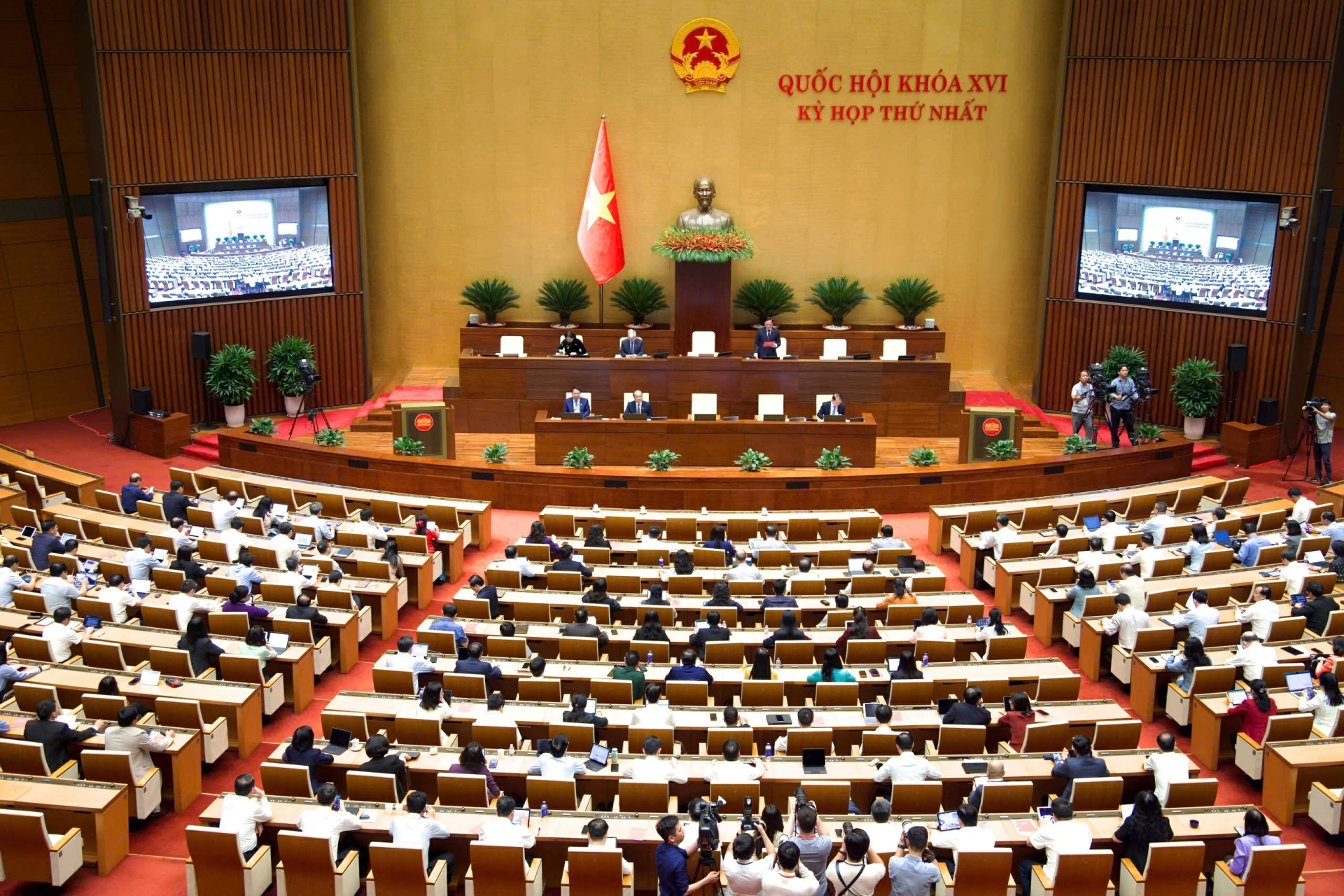 Quang cảnh Phiên thảo luận ở hội trường

